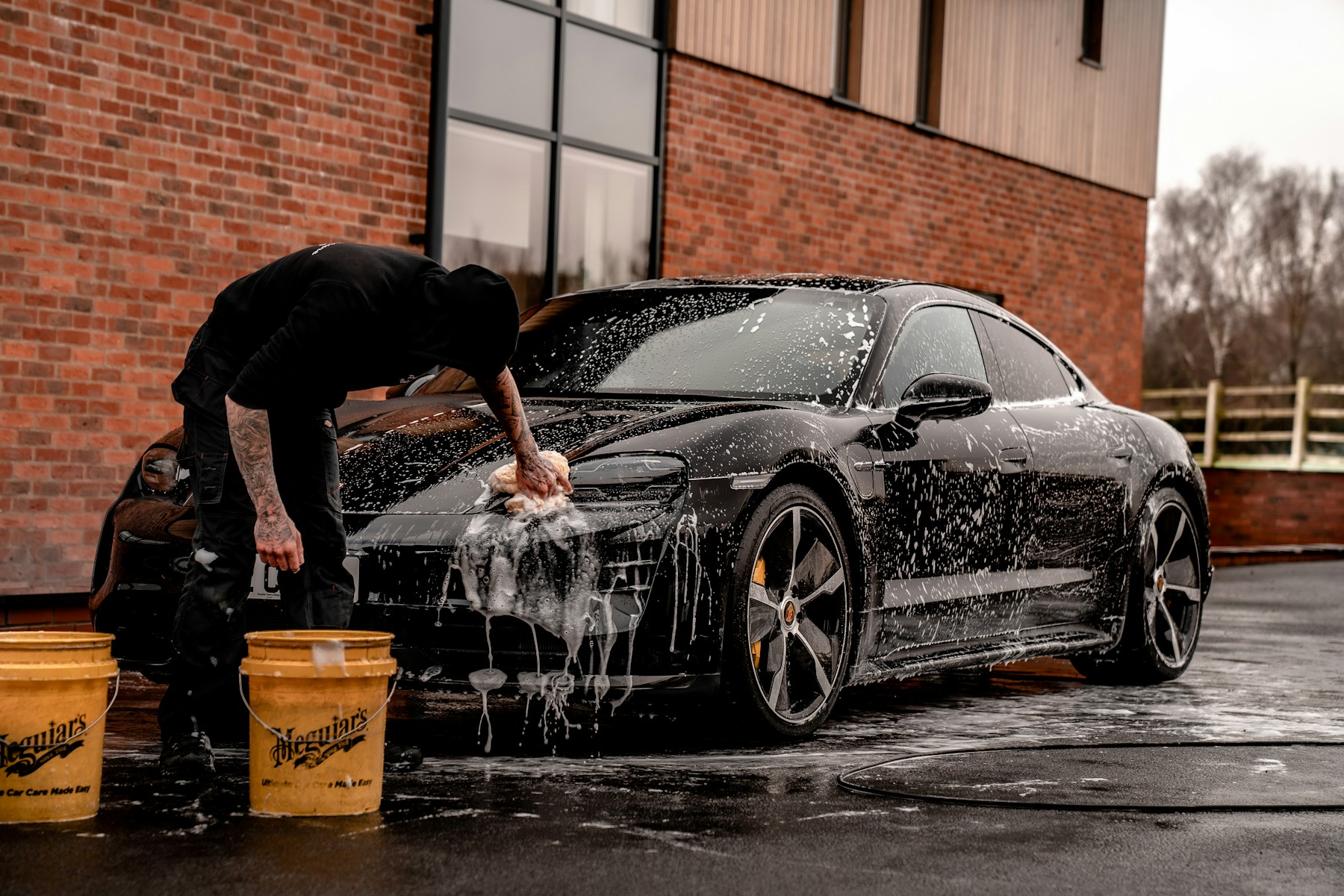 Automóvil premium durante servicio de detailing